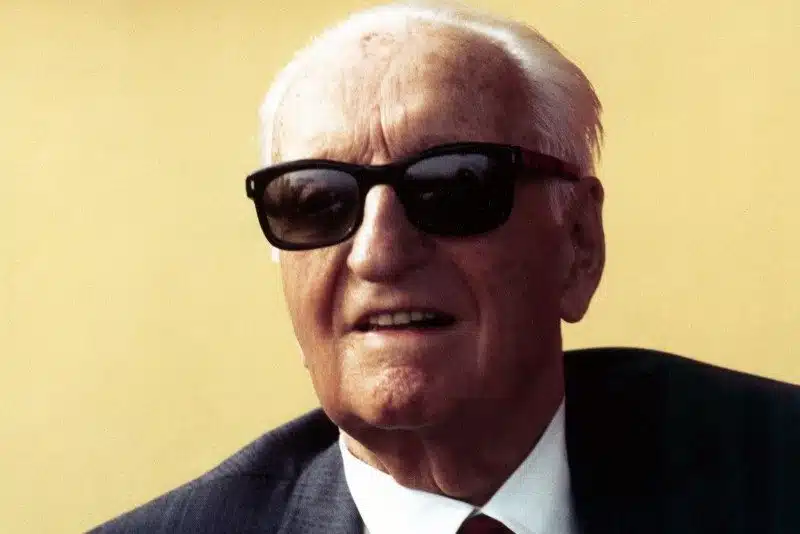 Photo Enzo Ferrari older with sunglasses