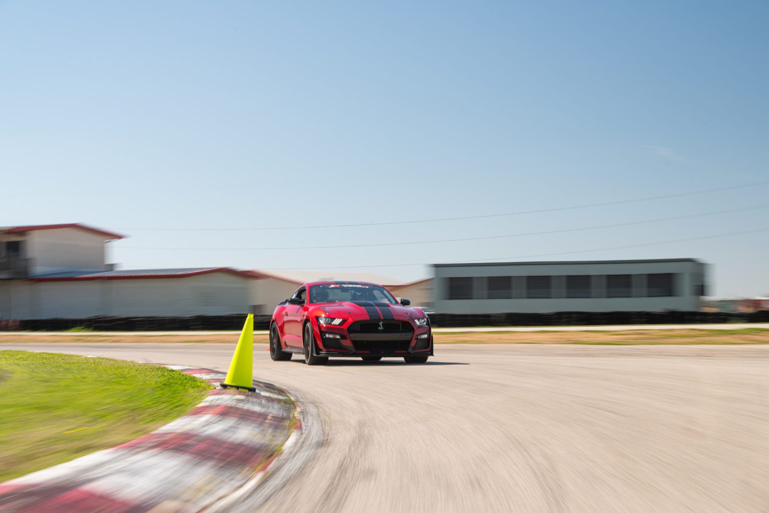 Xtreme Xperience.s Mustang Shelby GT500 dirigindo em uma pista de corrida